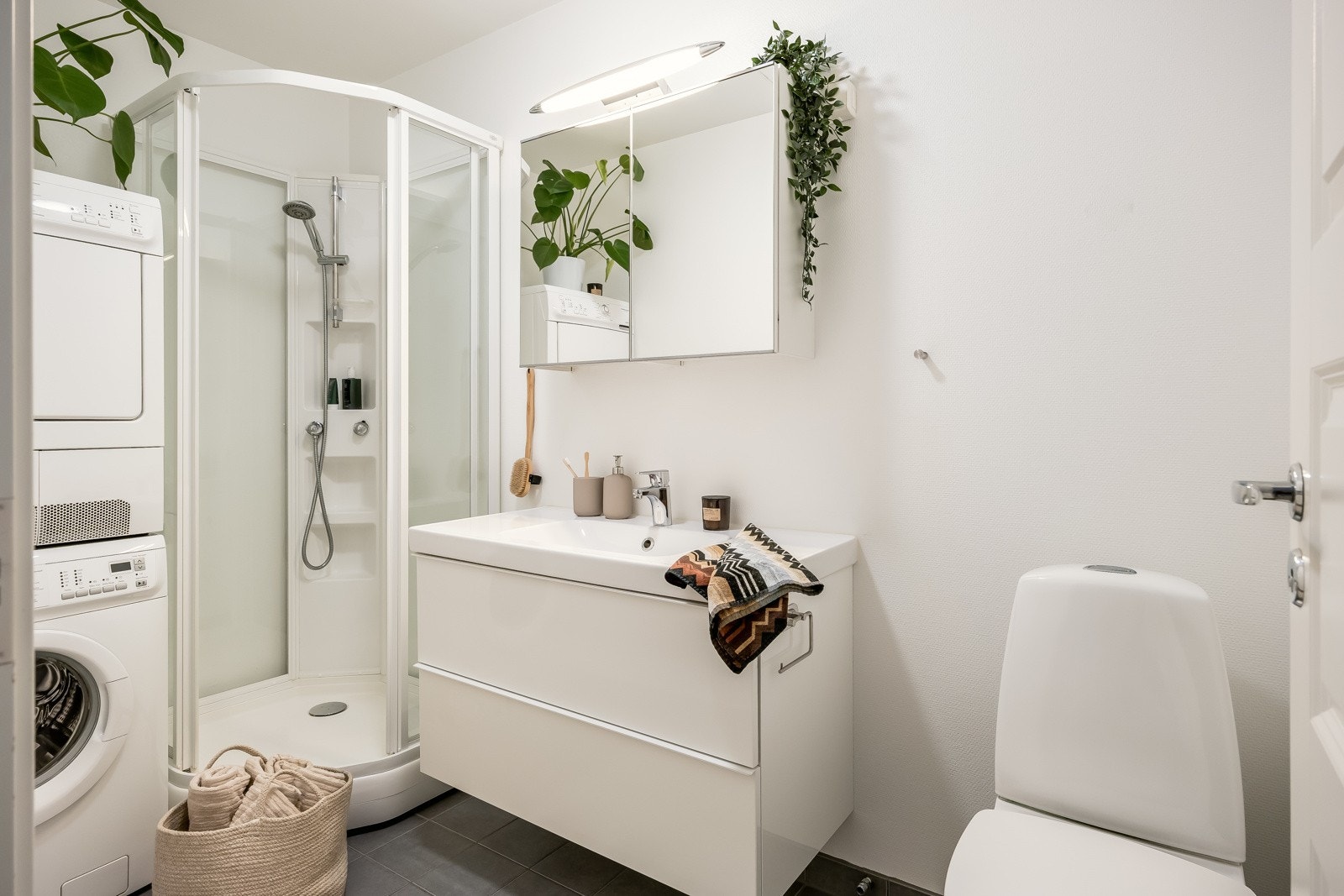 Badet har fått tilstandsgrad 1 iht. Takstrapport. Borettslaget gjennomførte avløp/rørfornyelse i perioden 2015-2017. Galleribilde