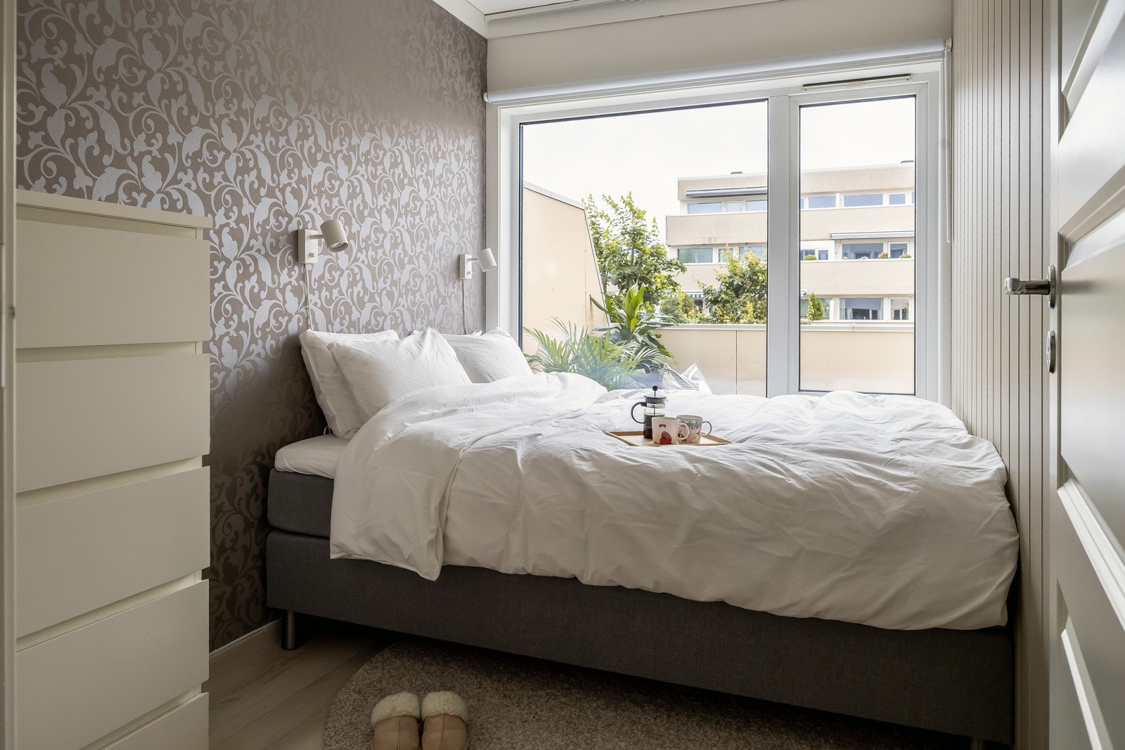 Soverommet er på 6m², og vender ut mot et svært rolig tun. Galleribilde