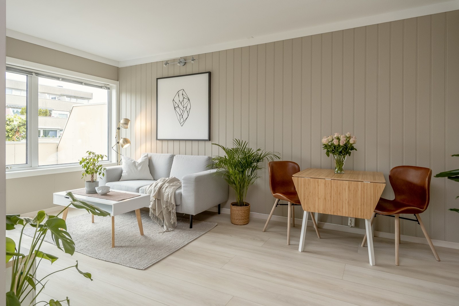 Stuen er på 19m² og har store vindusflater mot borettslagets tun. Galleribilde