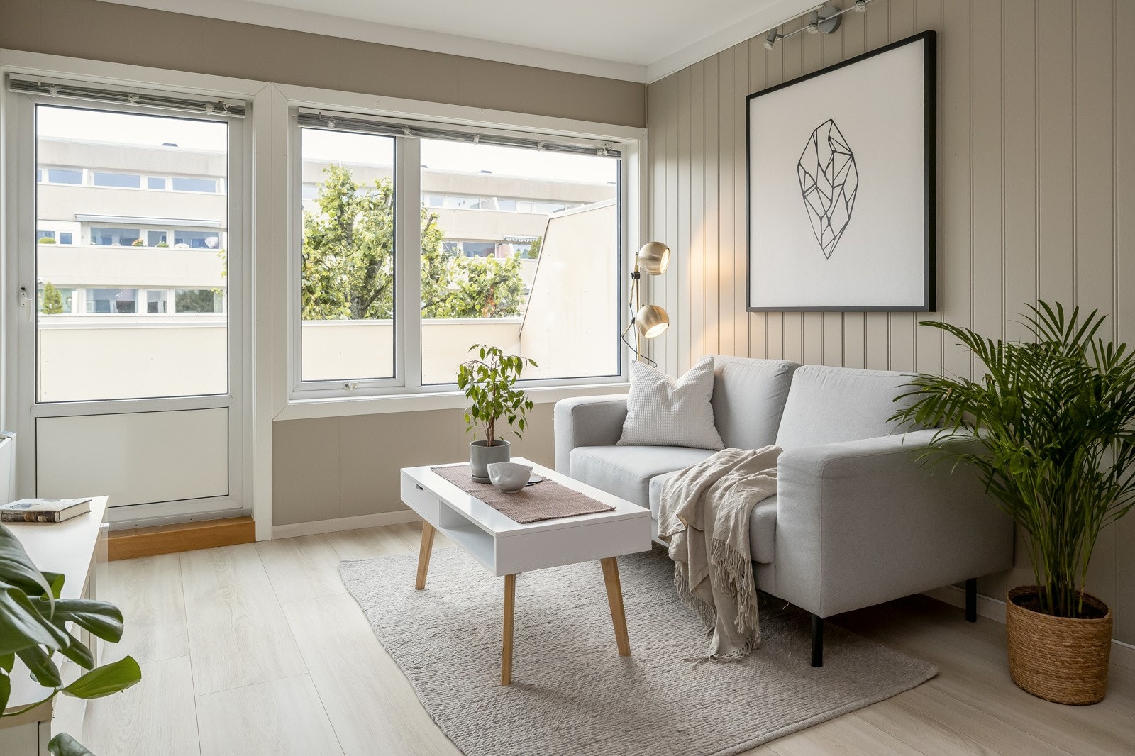 Leiligheten har en gjennomgående moderne fremtoning med beige og lyse farger. Galleribilde