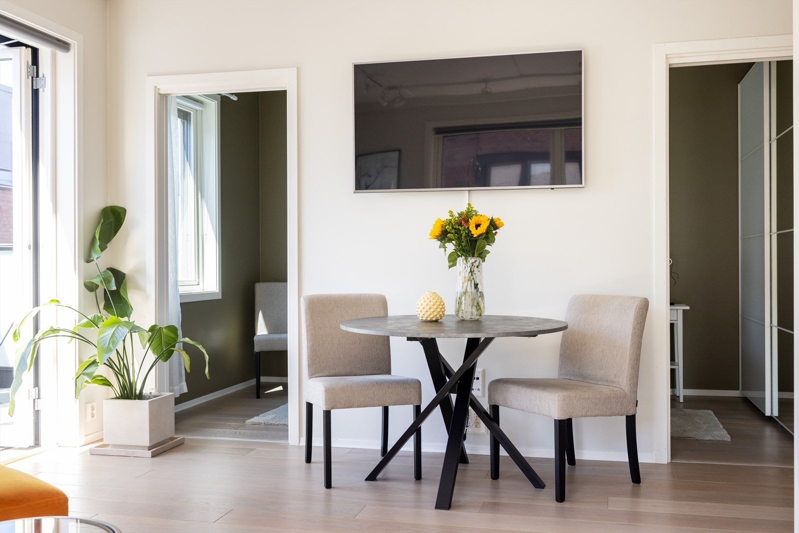 Stuen har en fin planløsning med plass til sofa og spisebord. Galleribilde