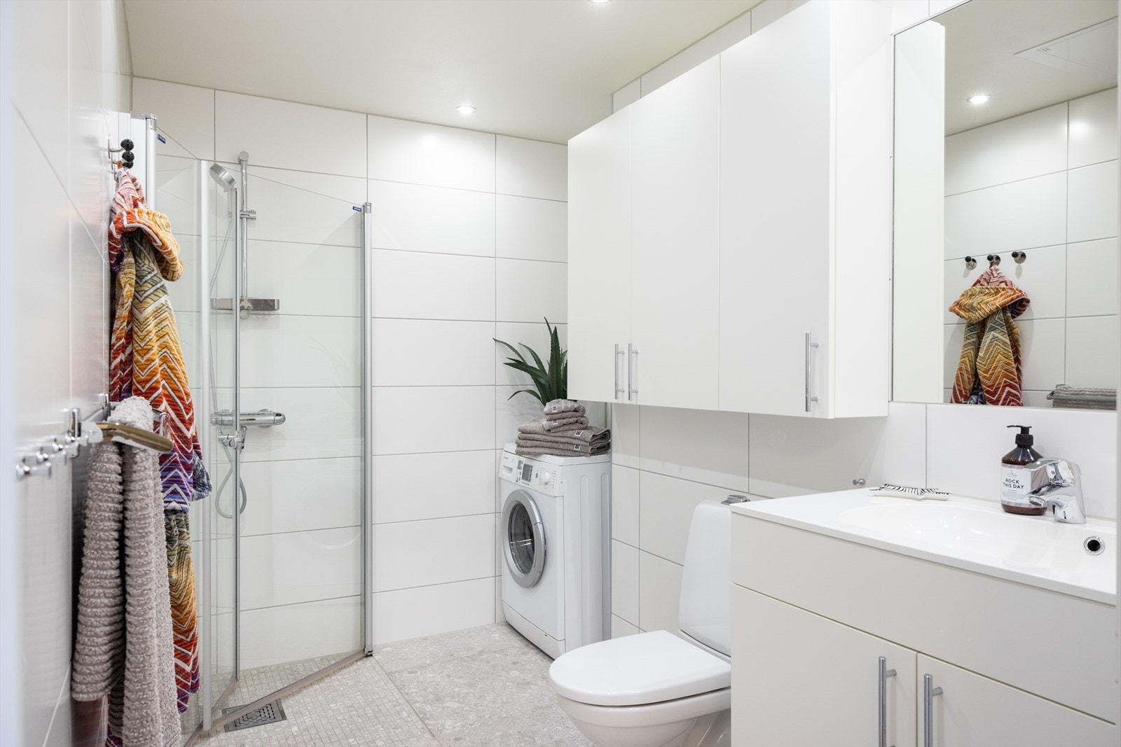 Pent flislagt bad med opplegg for vaskemaskin. Galleribilde