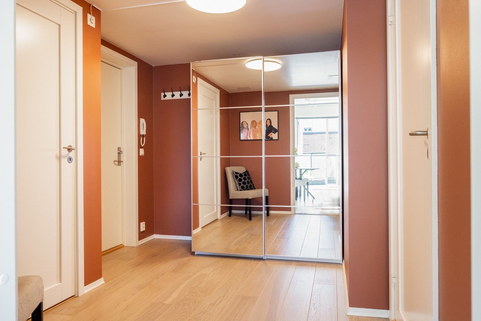 Det er godt med skapplass i medfølgende skyvedørsgarderobe. Galleribilde