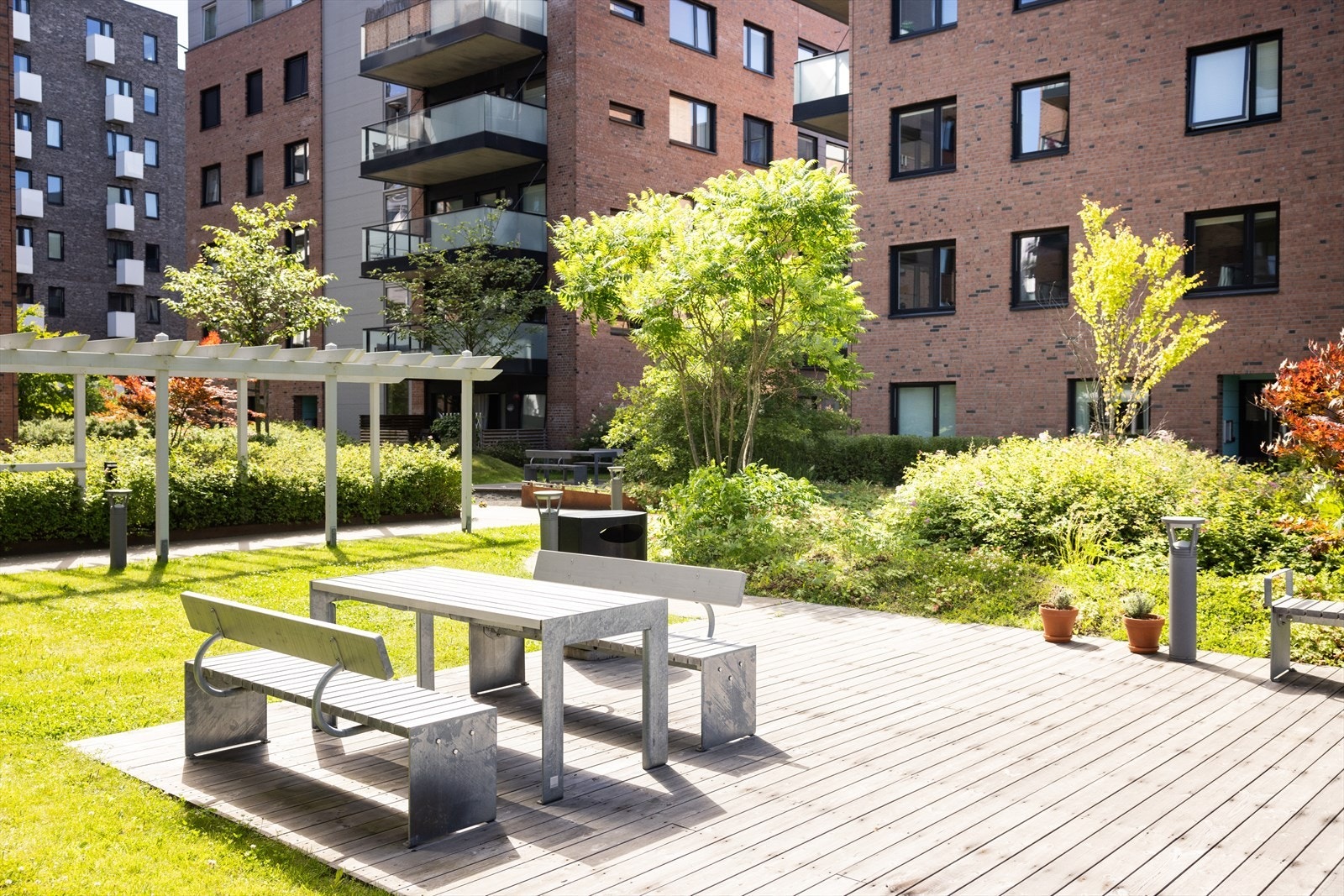 Herlig fellesareal med flotte grøntområder og flere sittegrupper. Galleribilde