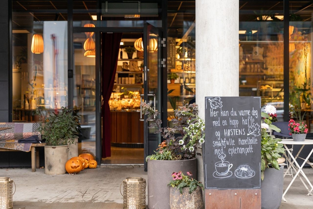 I nærområdet finner du hyggelige spisesteder som Åpent bakeri, restaurant Kraft og Fuglen café Galleribilde