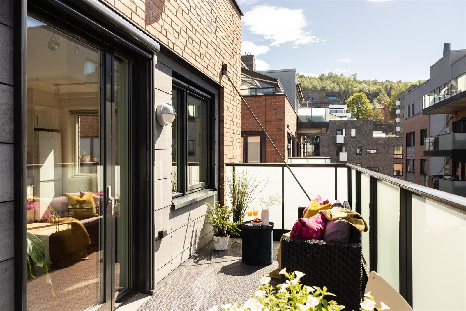 Det er montert utvendig elektrisk solskjerming. Galleribilde