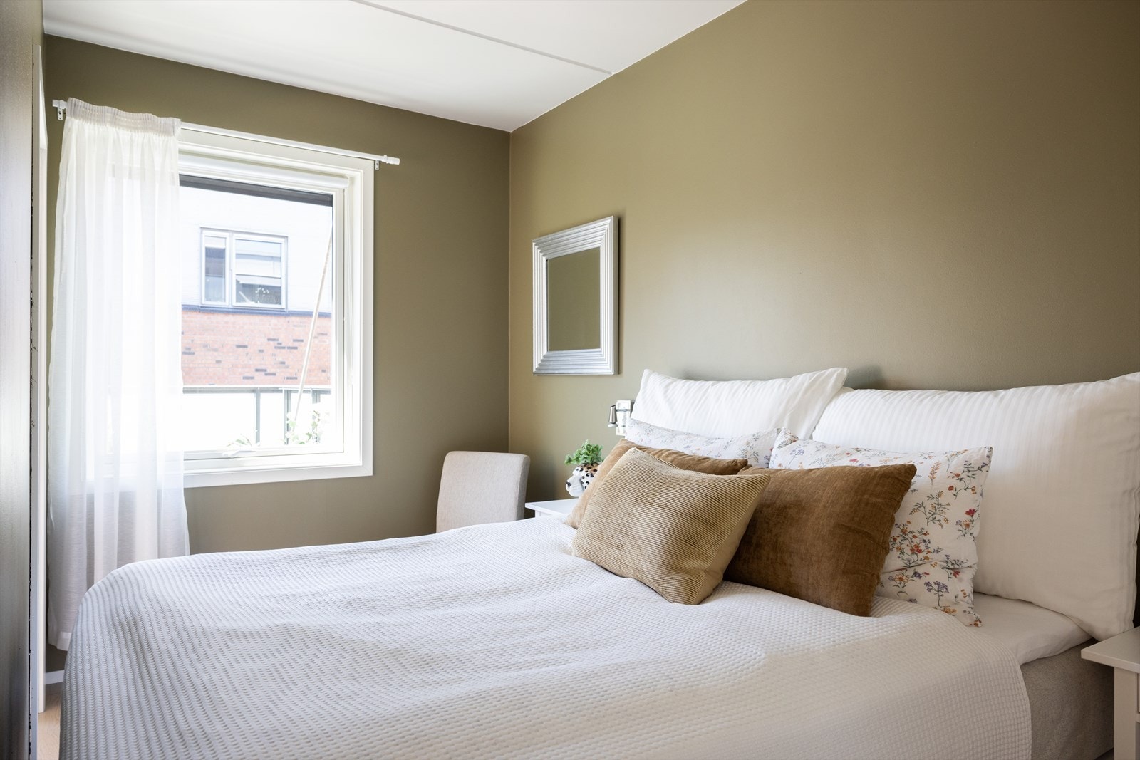 Rommet er malt i en behagelig farge og har et pent 1-stavs eikeparkettgulv. Galleribilde