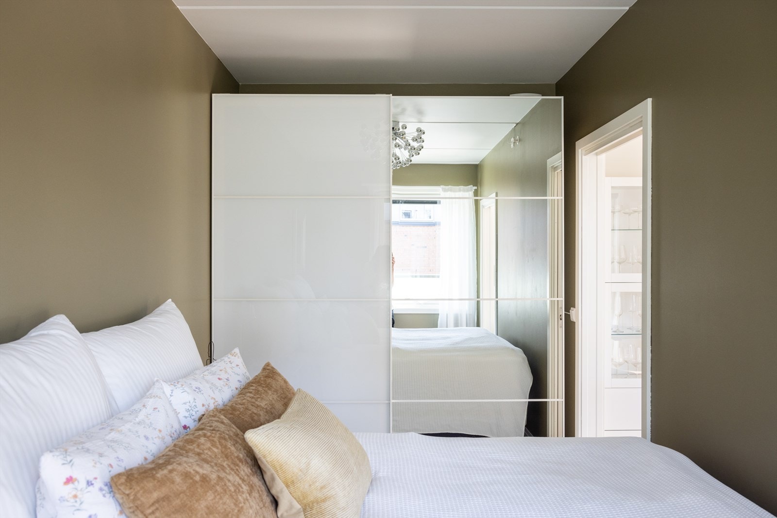 Det er godt med skapplass i medfølgende skyvedørsgarderobe. Galleribilde