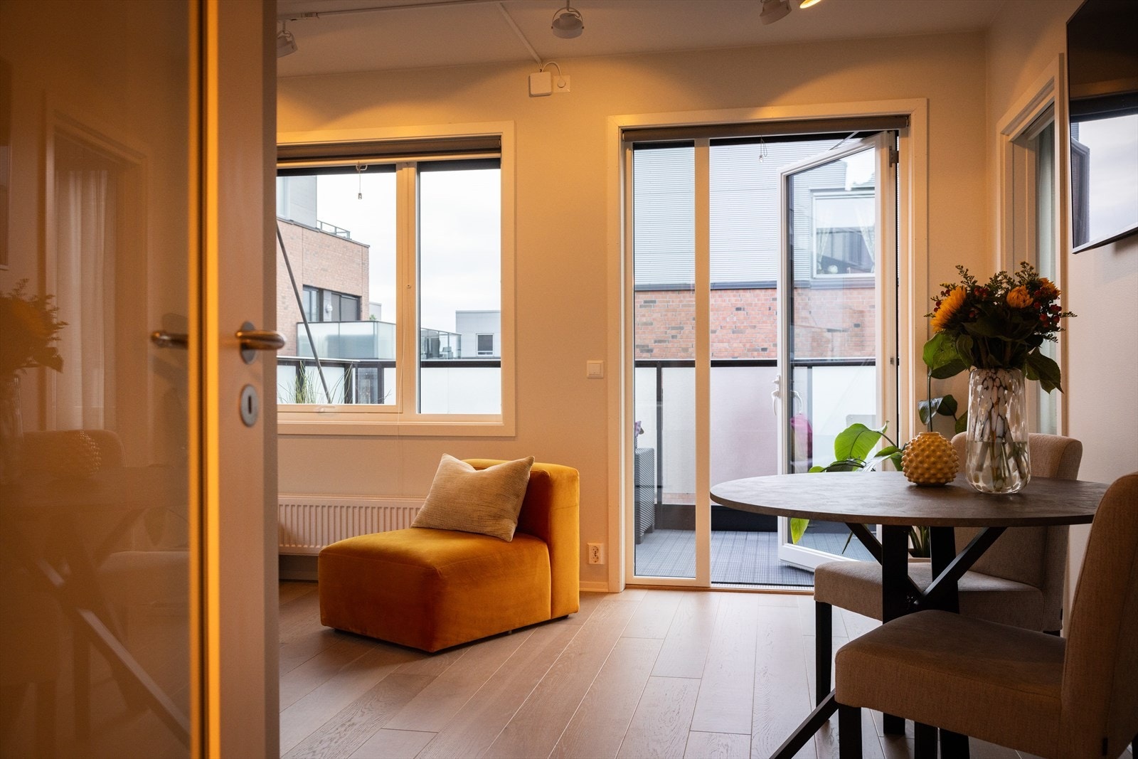 Oppvarming og varmtvann (a-konto) og internett er inkludert i husleien. Galleribilde