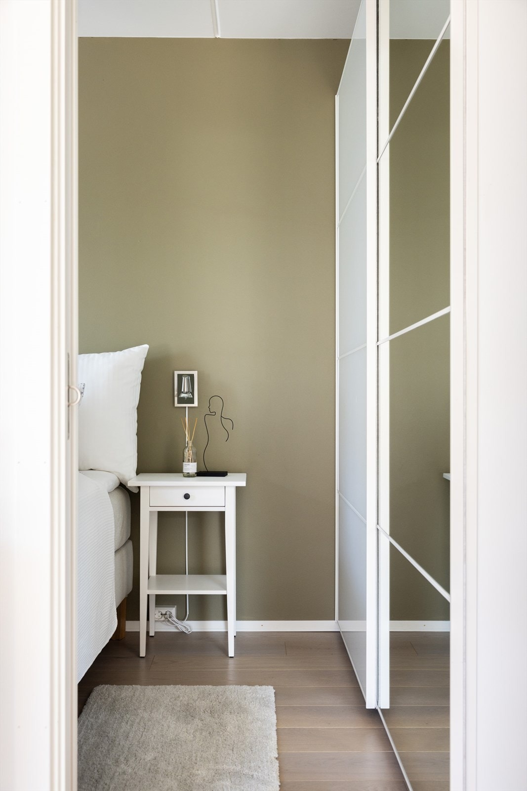 Soverommet har plassbesparende skyvedører inn til rommet. Galleribilde