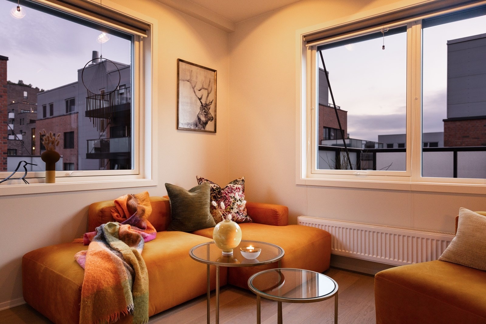 Da dette er en hjørneleilighet får man et fint lysinnslipp fra byggets to sider. Galleribilde