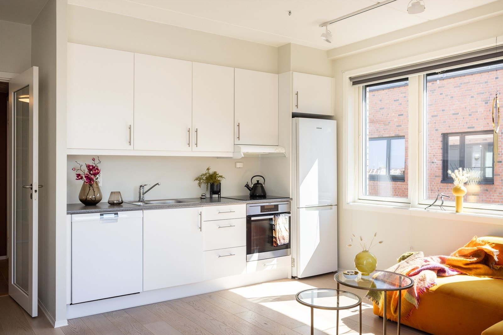 Pent kjøkken fra byggeår som er velutstyrt med integrert stekeovn, platetopp fra AGE og oppvaskmaskin. Galleribilde