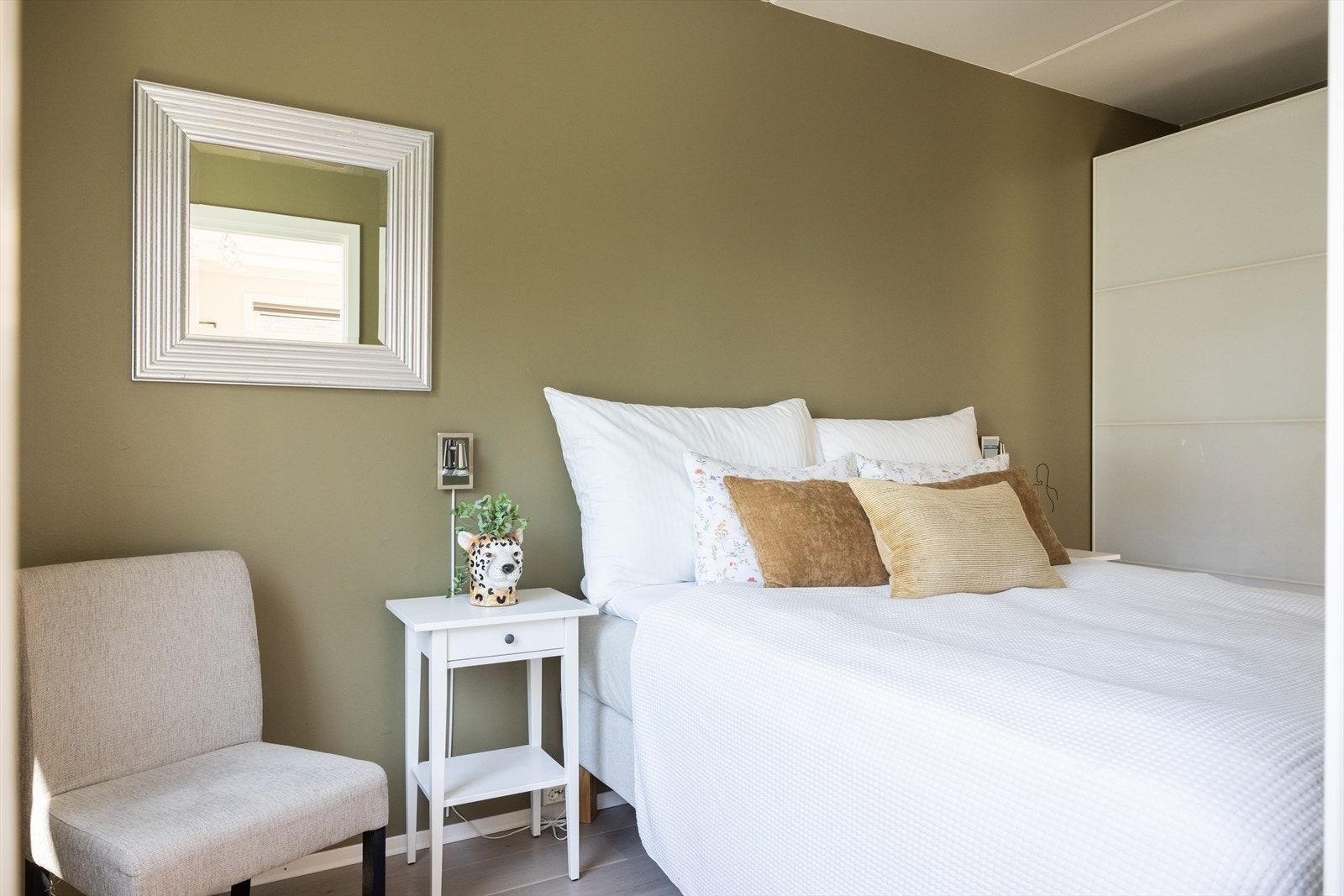 Flott soverom med god plass til dobbeltseng, nattbord og tilhørende møblement. Galleribilde