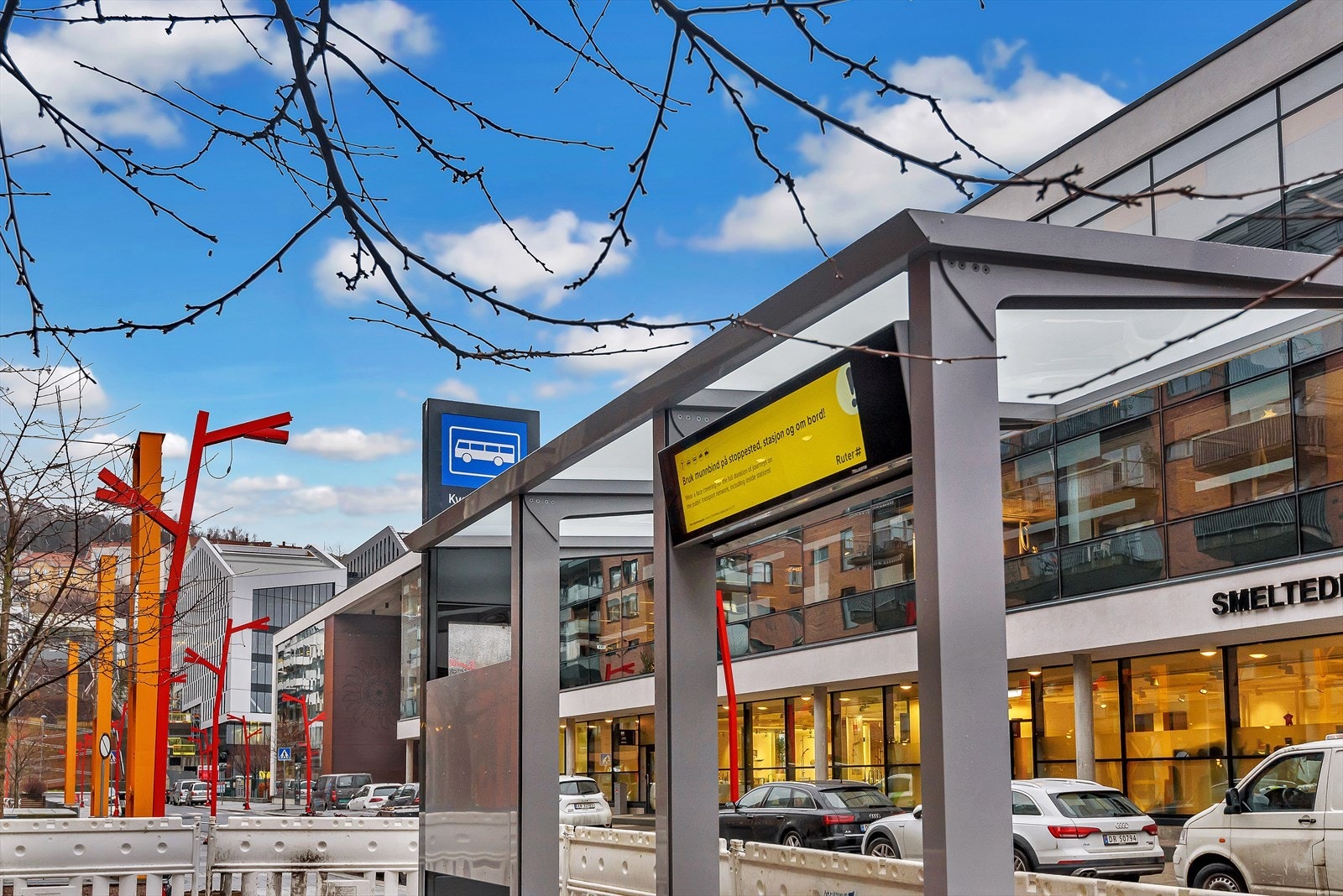 Kollektivmuligheter med busslinje 32 fra Kværnerbyen, og linje 34, 74 og 70 fra Kværner. Galleribilde