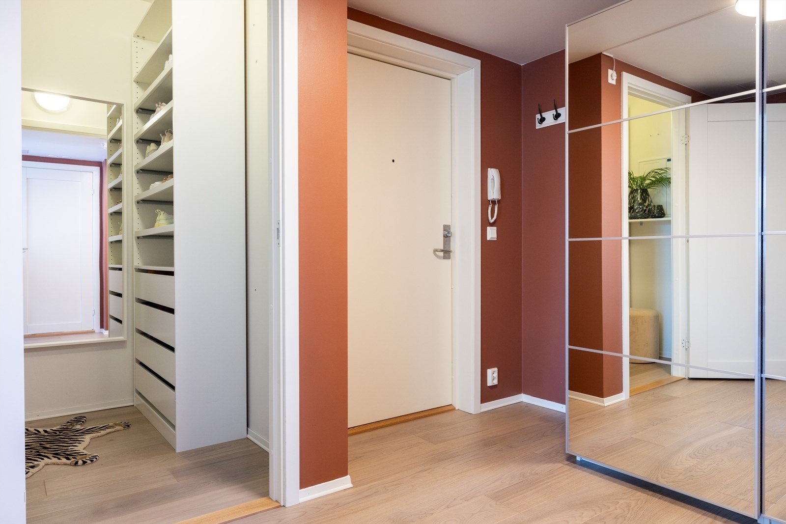 Entréen er malt i delikate farger med pent 1-stavs eikeparkettgulv. Galleribilde