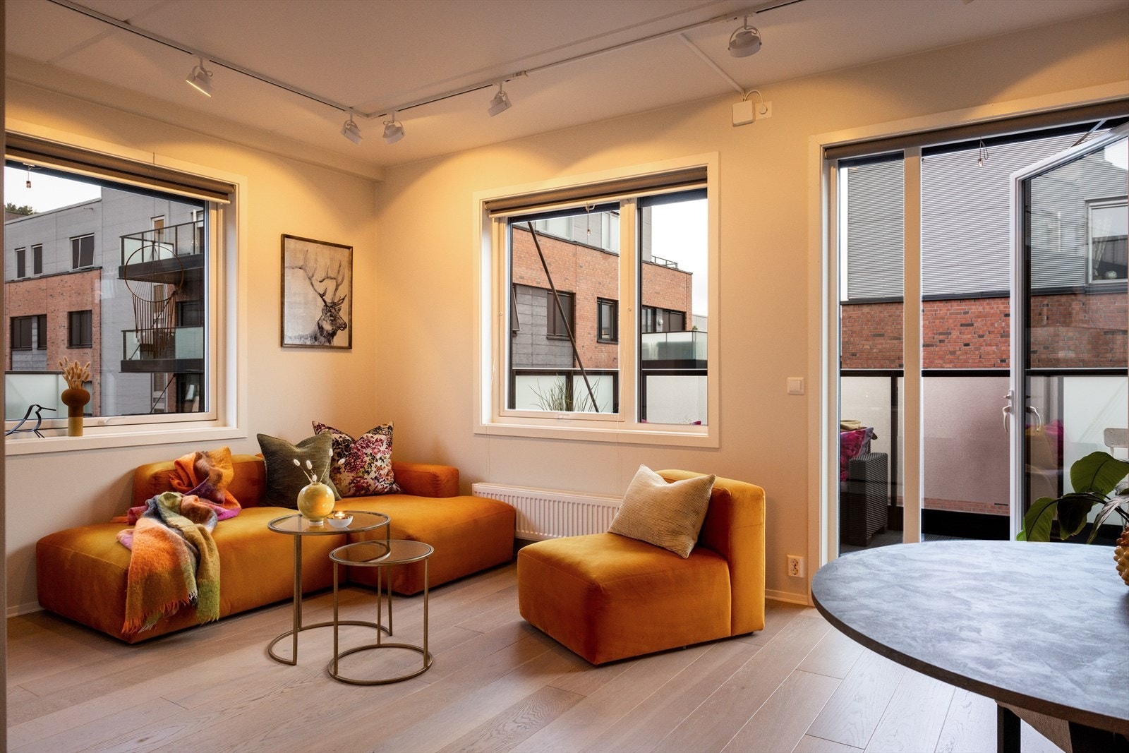 Leiligheten ligger høyt og fritt i byggets 5. etasje med heisadkomst og har utgang til en stor og sørvestvendt balkong. Galleribilde