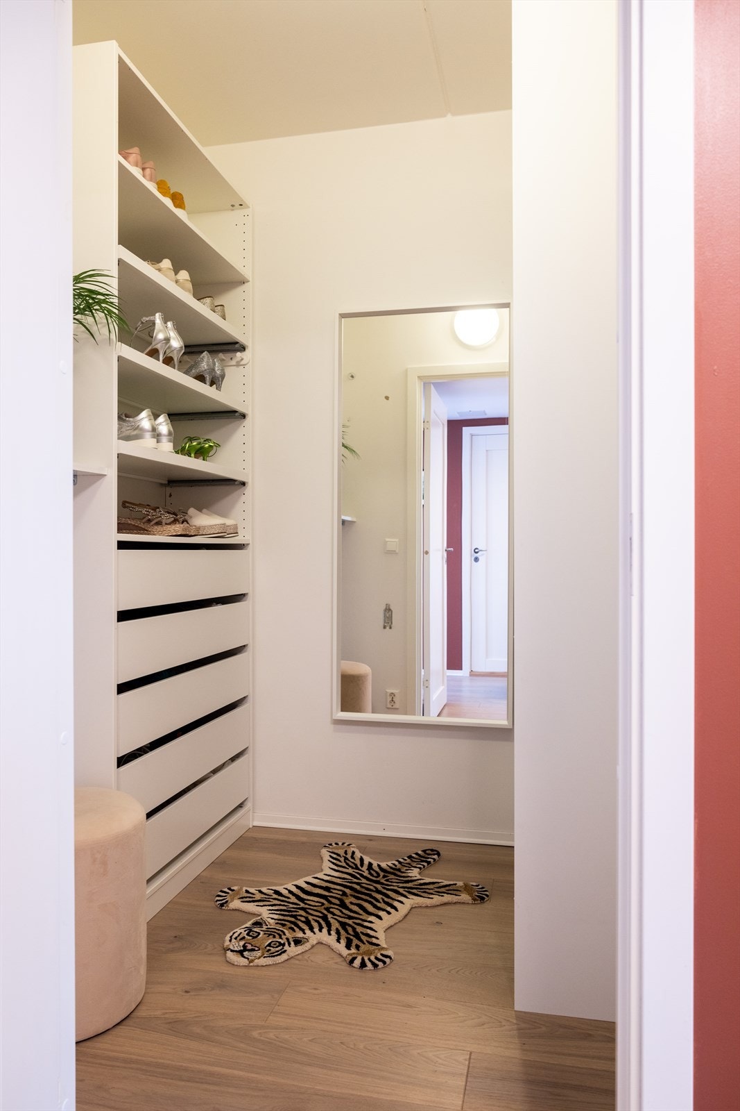 Det er tilgang til en superpraktisk innvendig bod fra entréen som i dag er innredet som et "walk-in" closet. Galleribilde