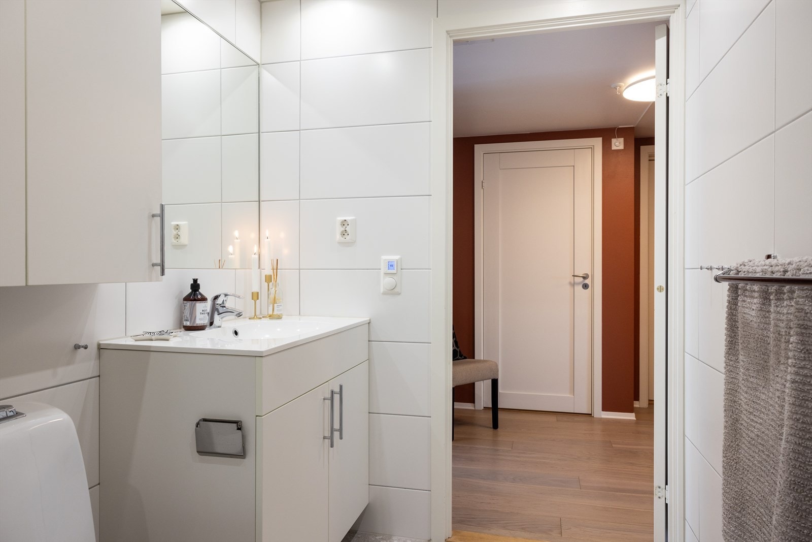 Rommet har elektrisk gulvvarme, downlights i taket og er tilkoblet mekanisk avtrekk. Galleribilde