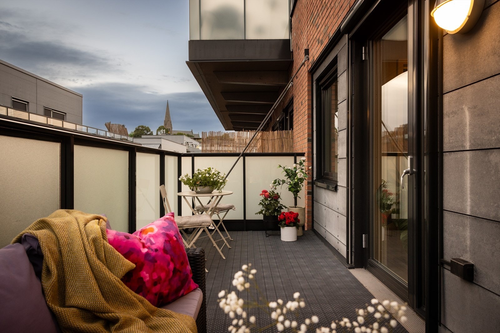 Balkongen er av en svært god størrelse på ca. 11 m² og byr på godt med plass til utemøblement. Galleribilde