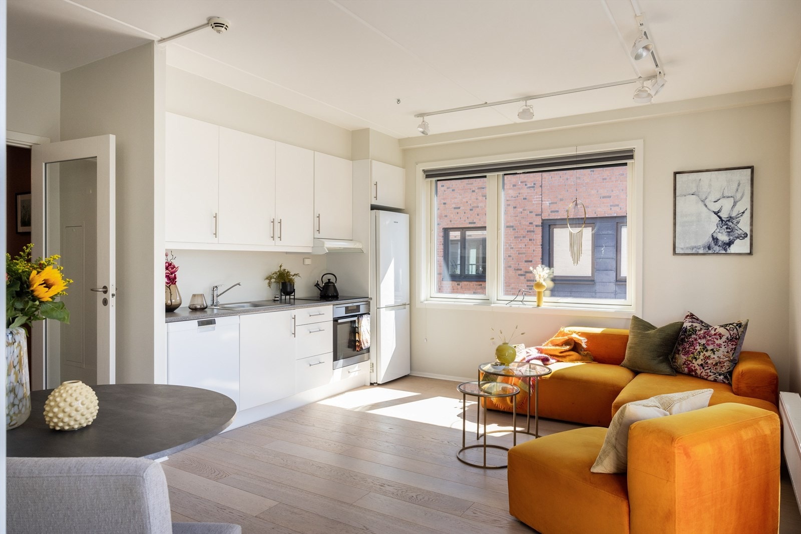 Leiligheten er lekker og byr på en sosial romløsning med åpen stue og kjøkken, romslig soverom og ett flott bad. Galleribilde