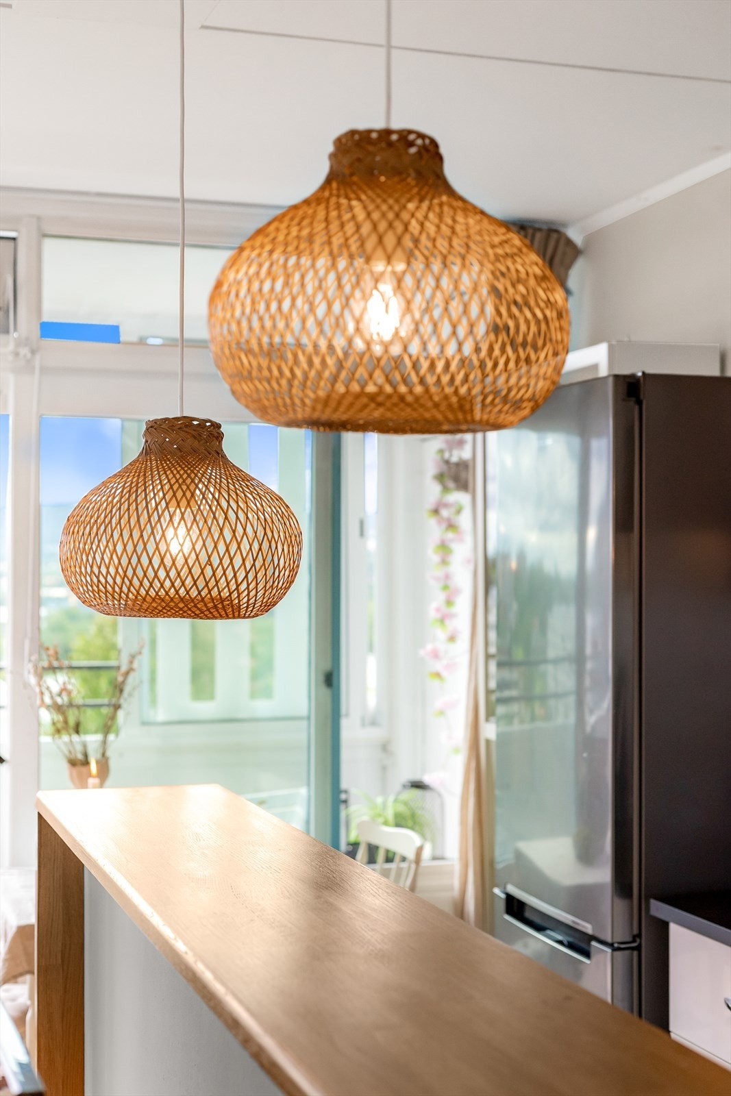 Stilige taklamper som gir kjøkkenet et moderne preg. Galleribilde