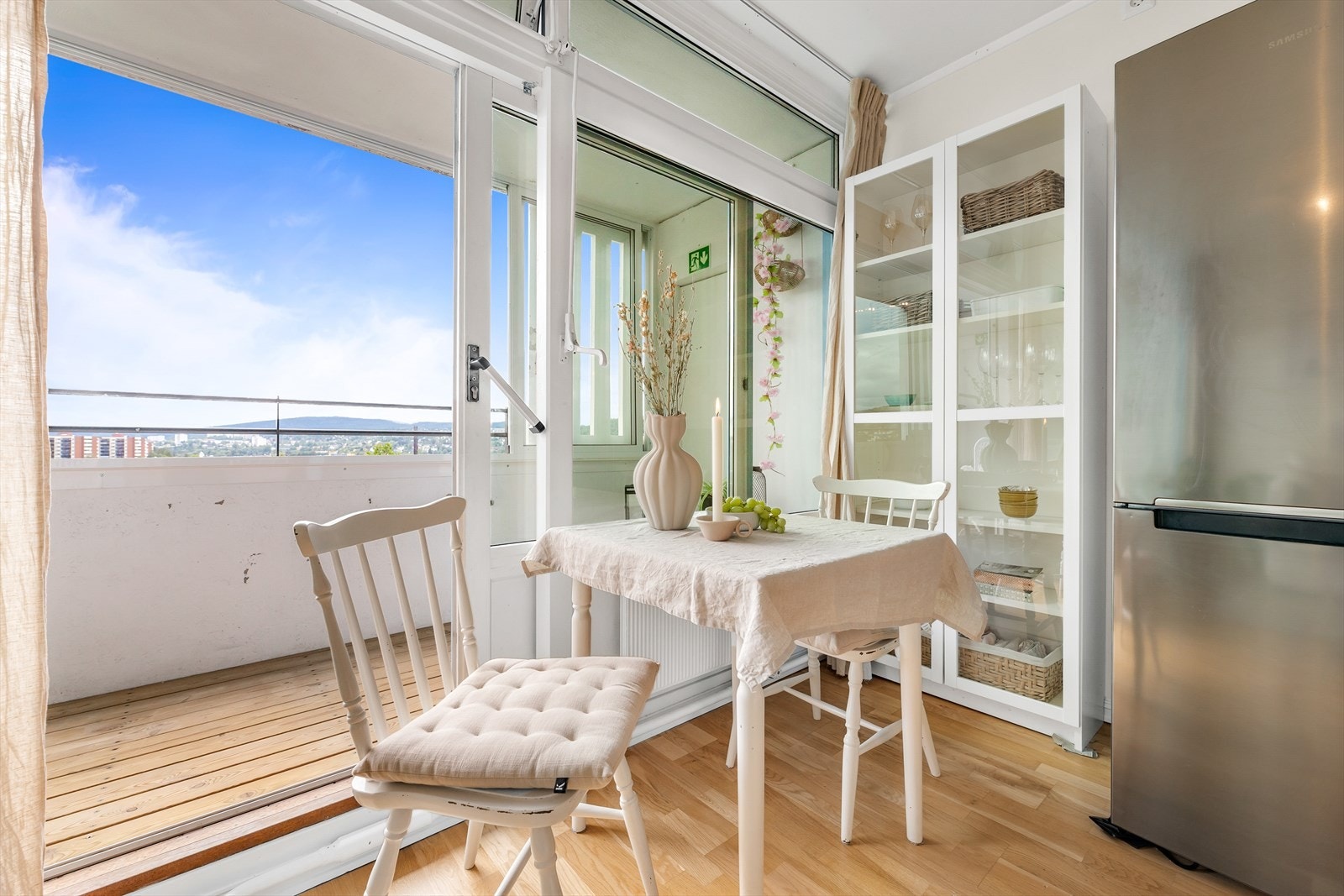 Spiseplass ved balkongen, perfekt for frokost med utsikt. Galleribilde