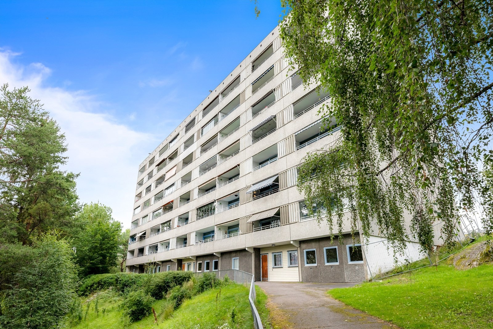 Leilighetsbygg omgitt av grønne omgivelser. Galleribilde