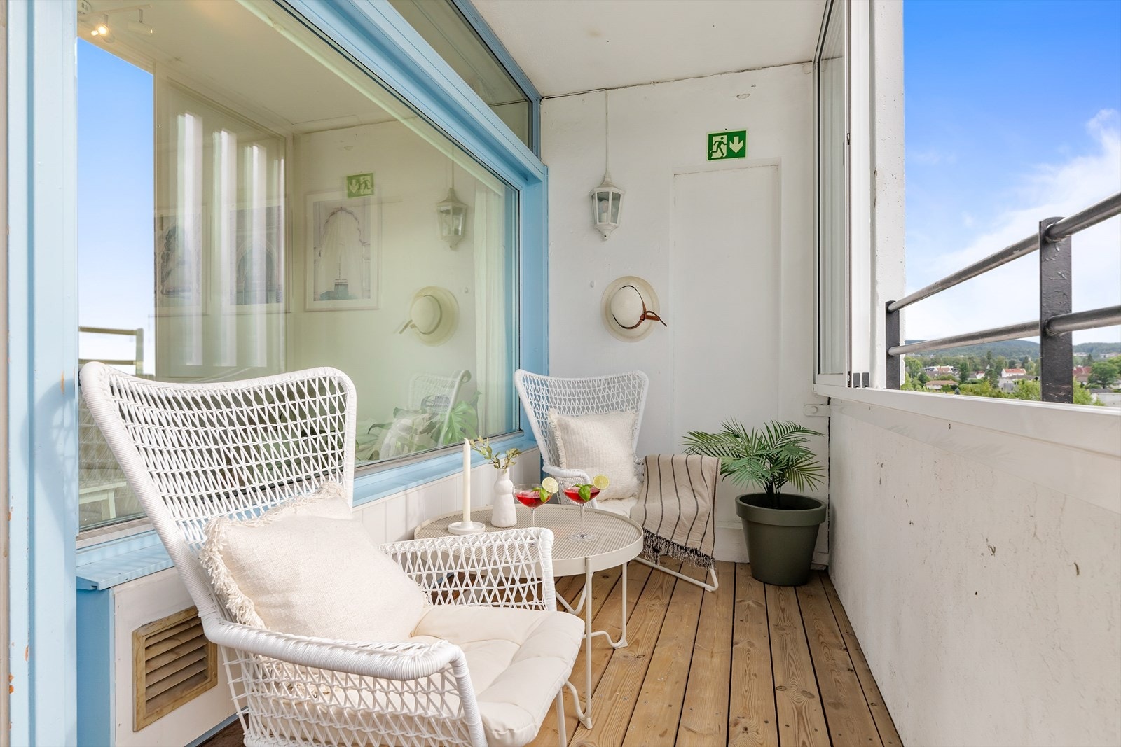 Balkong med plass til avslappende stunder og vakker utsikt. Galleribilde