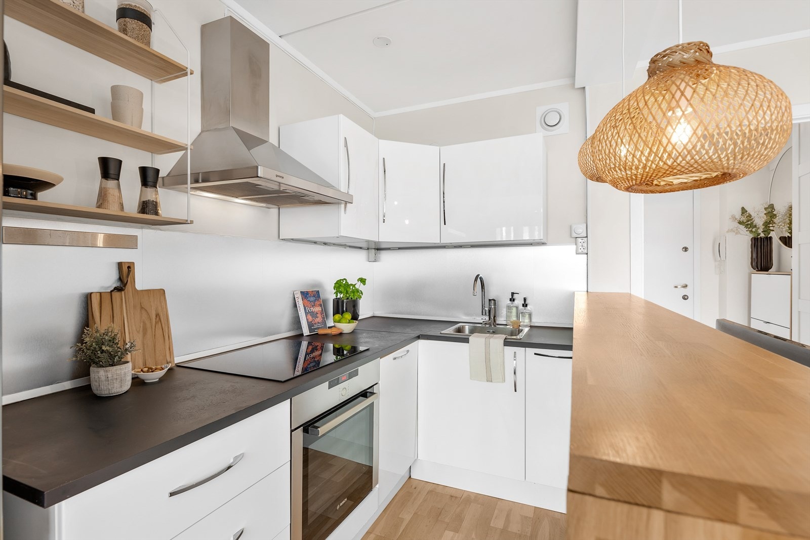 Praktisk kjøkken med god skapplass og moderne hvitevarer. Galleribilde