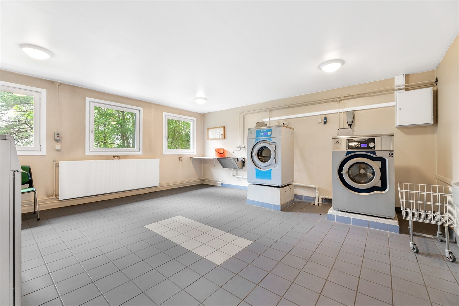 Felles vaskerom i bygget for enkel klesvask. Galleribilde