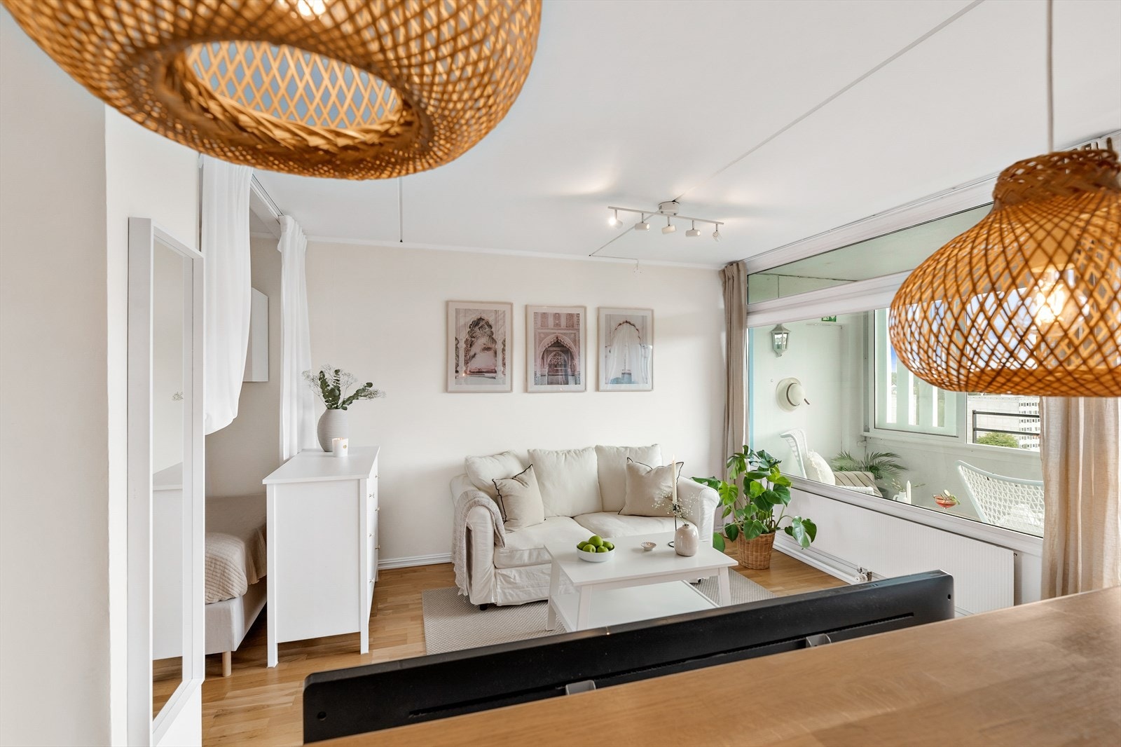 Koselig stue med store vinduer og mye naturlig lys. Galleribilde