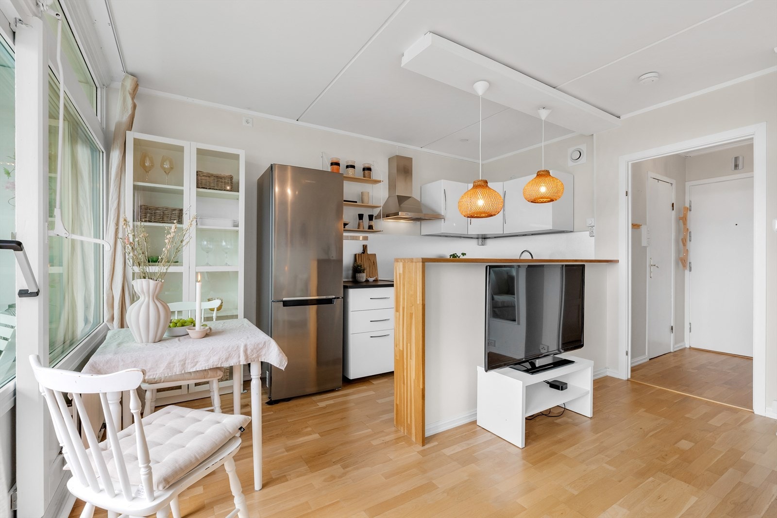 Lyst og moderne kjøkken med spiseplass ved vinduet. Galleribilde