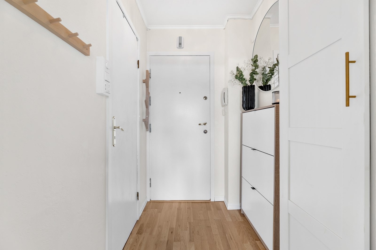 Innbydende entré med god plass til oppbevaring. Galleribilde