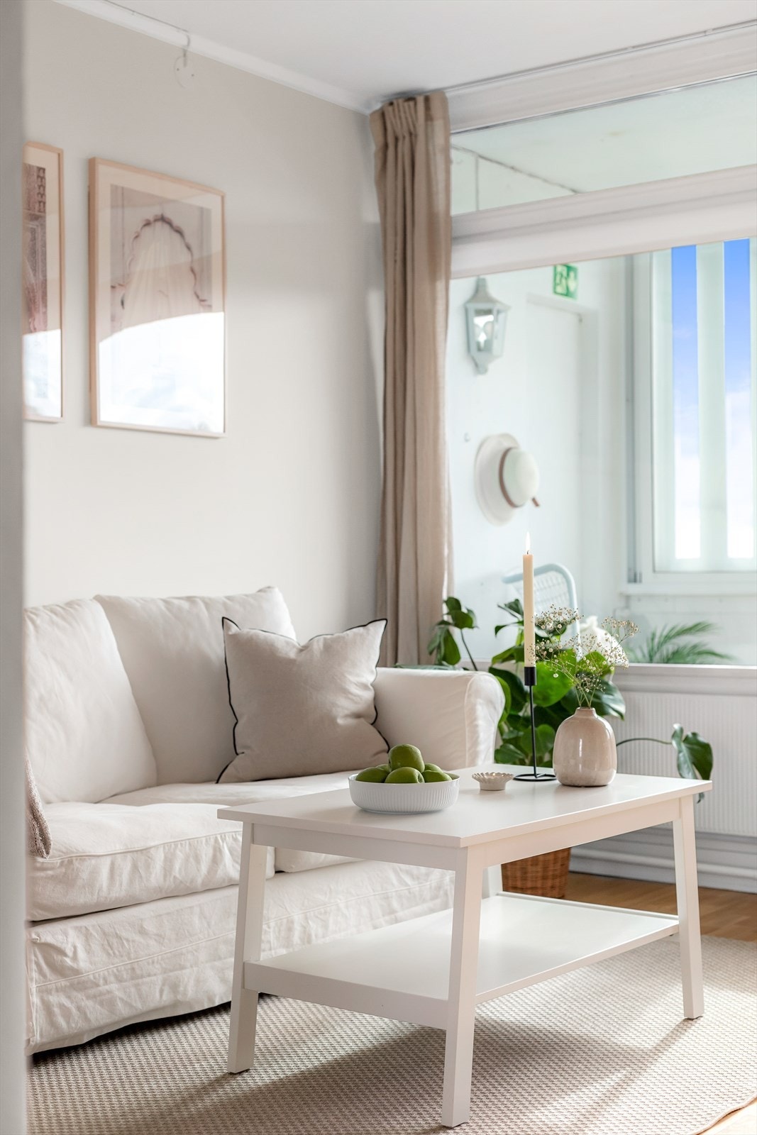 Sjarmerende stue med utgang til balkong og flott utsikt. Galleribilde