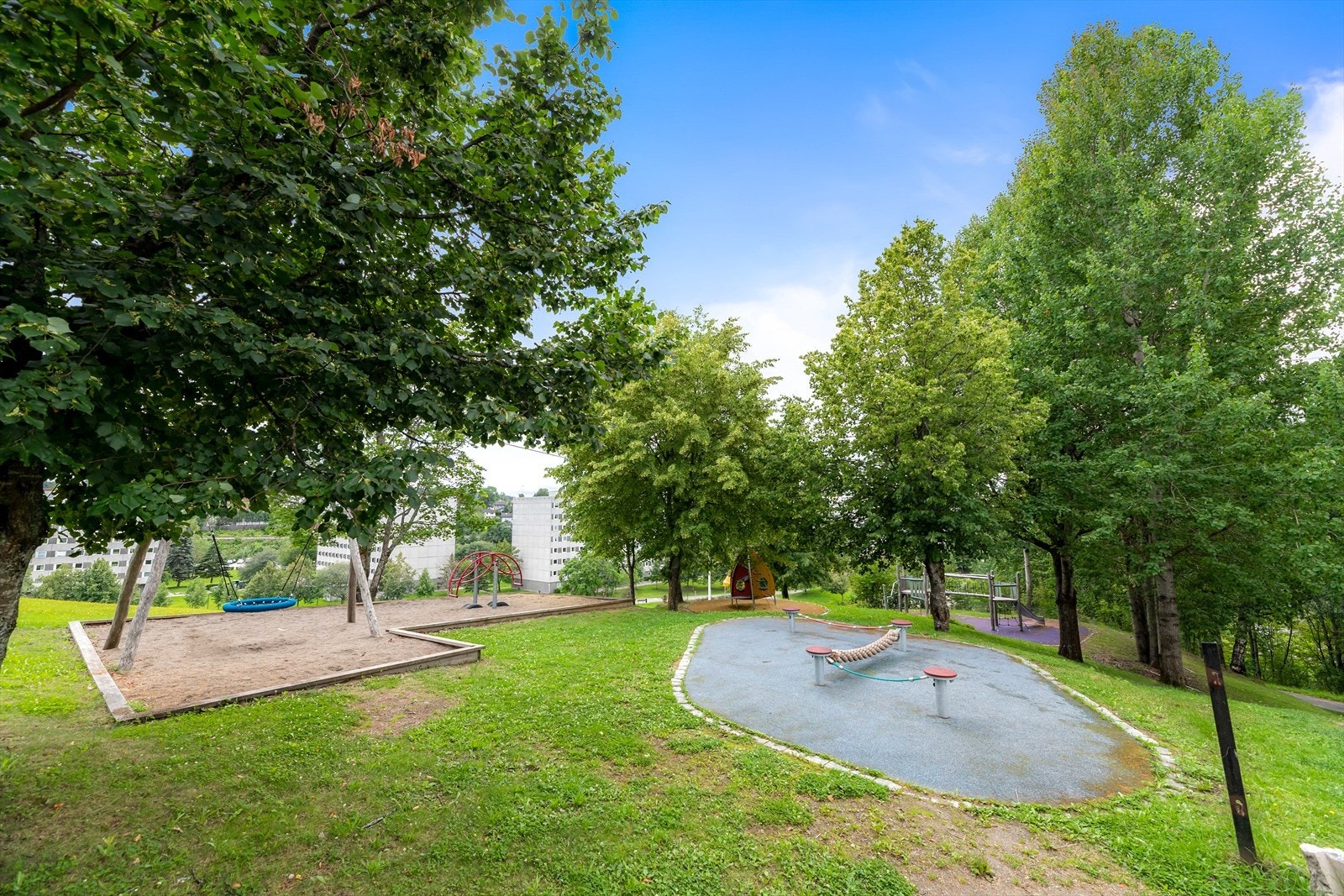 Lekeplass i nærheten for barnas trivsel. Galleribilde