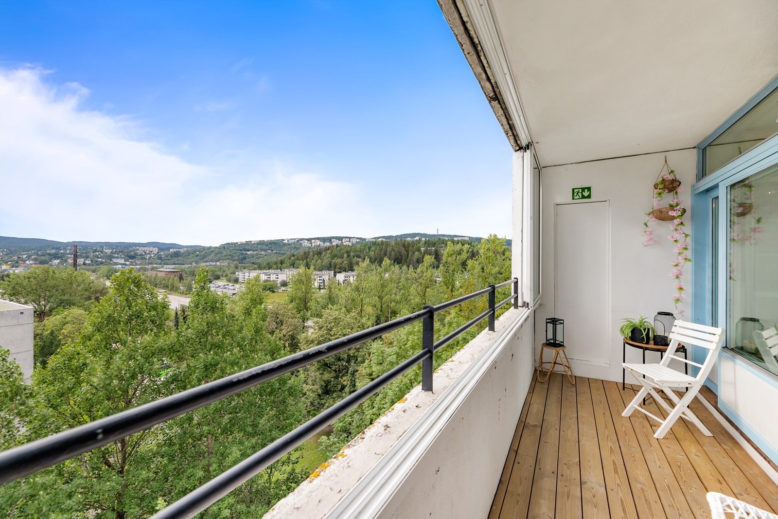 Romslig balkong med plass til sittegruppe. Lang- og vidstrakt utsikt Galleribilde