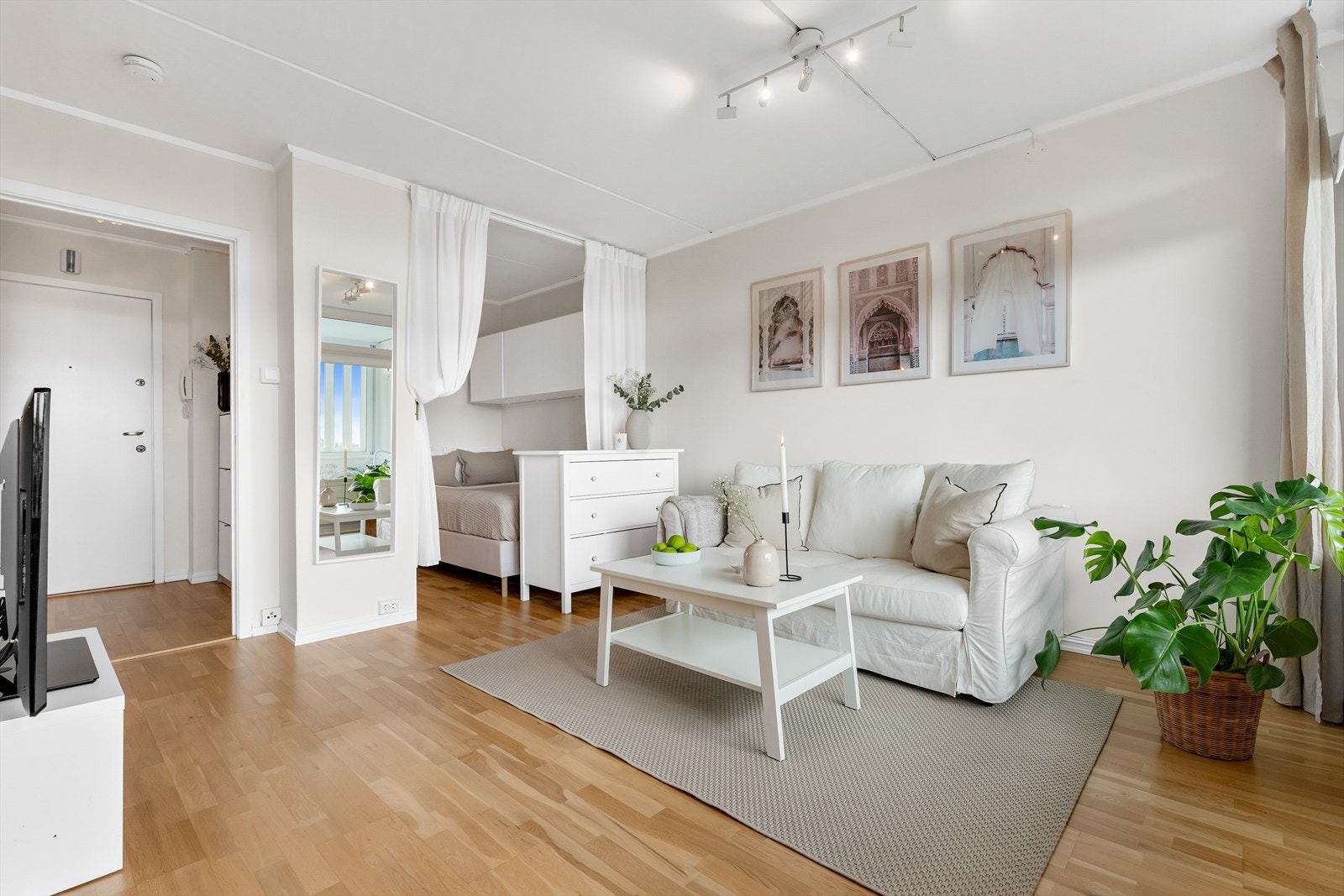 Hjemmekoselig stue med lys og trivelig atmosfære. Galleribilde