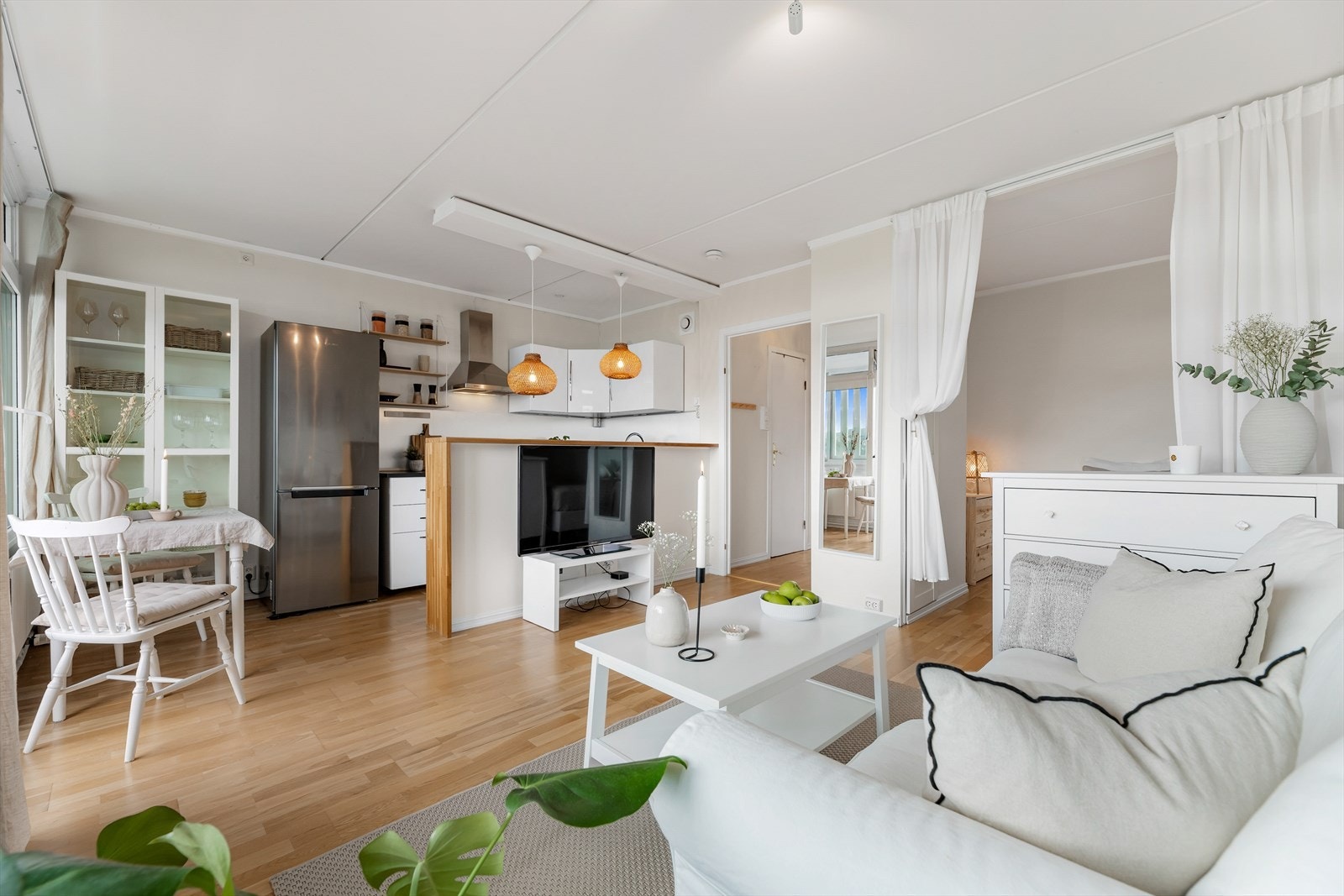 Smart løsning mot kjøkken. Åpent, men tydelig adskilt. Galleribilde