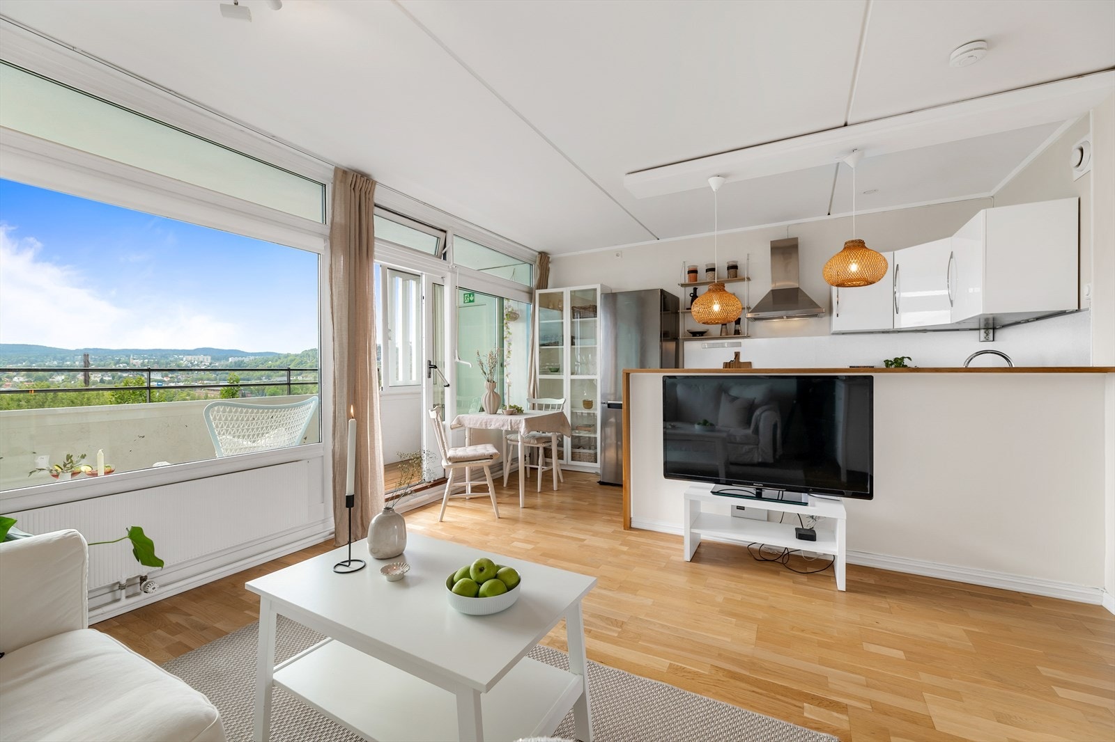 Åpen stue- og kjøkkenløsning med moderne innredning. Galleribilde