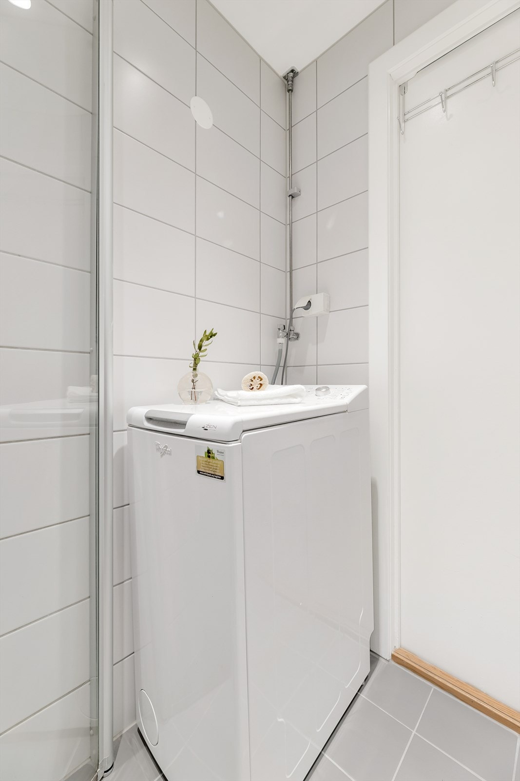 Bad med dusj og plass til vaskemaskin. Galleribilde