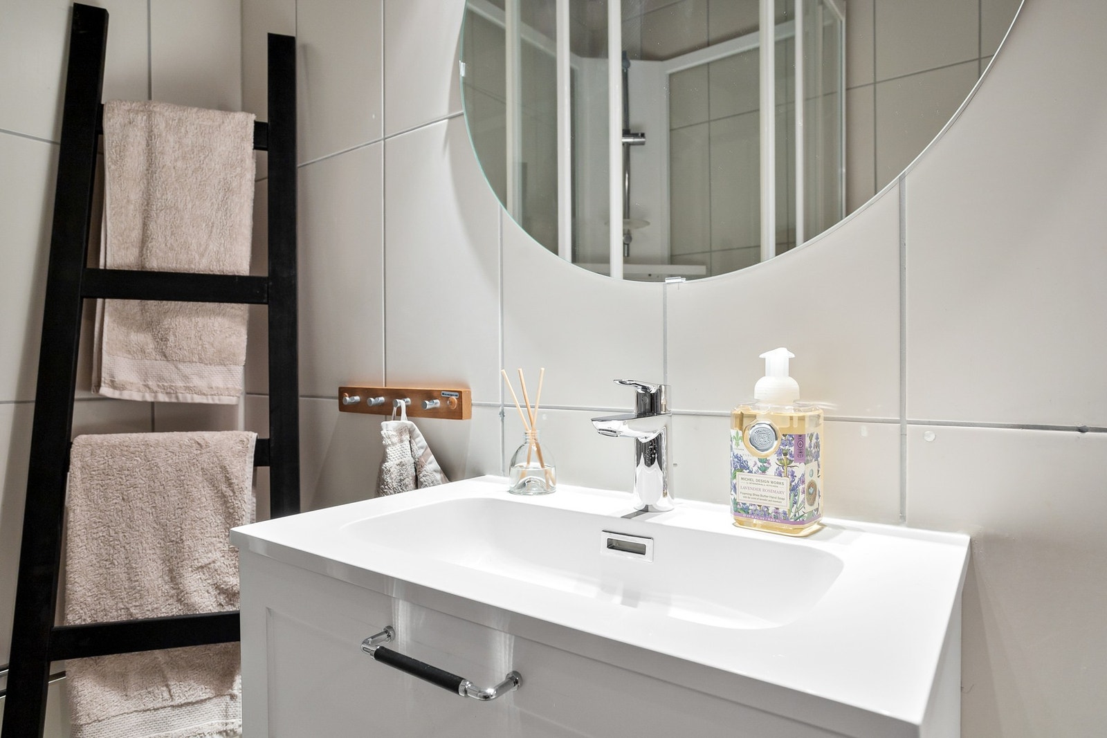 Innredet med servantinnredning, speil, dusjkabinett og wc. Galleribilde