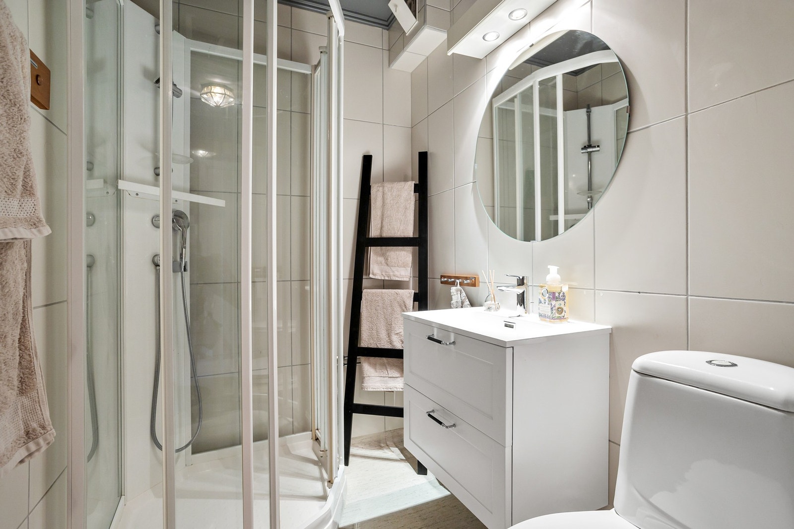 Badet har vinylbelegg på gulv, flislagte vegger og malt mur/betong i innvendig tak. Galleribilde