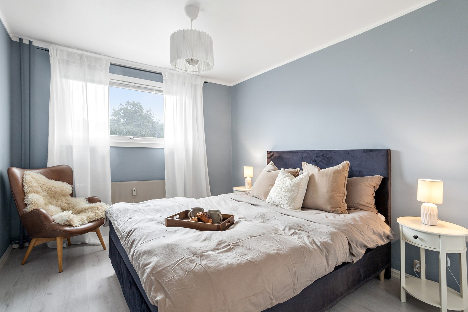 Leiligheten har 1 soverom med god plass til seng og tilhørende møblement. Galleribilde