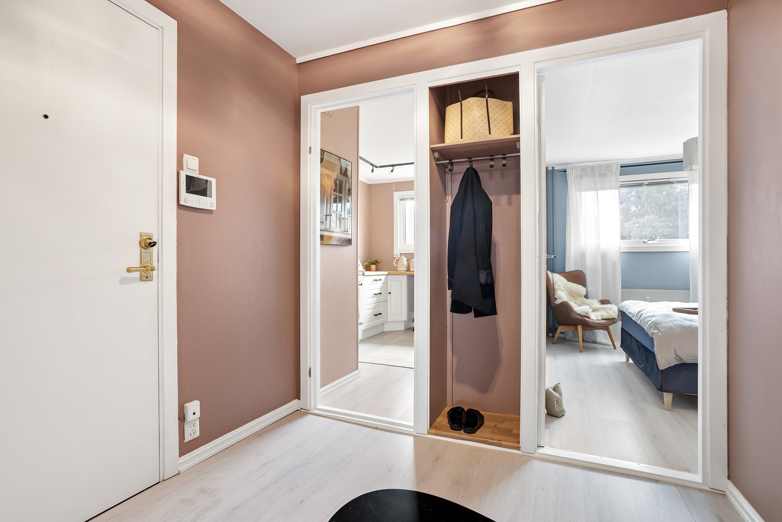 Du kommer inn til en romslig entré som gir deg en god romfølelse. Her er det god plass for å henge fra seg yttertøy. Galleribilde