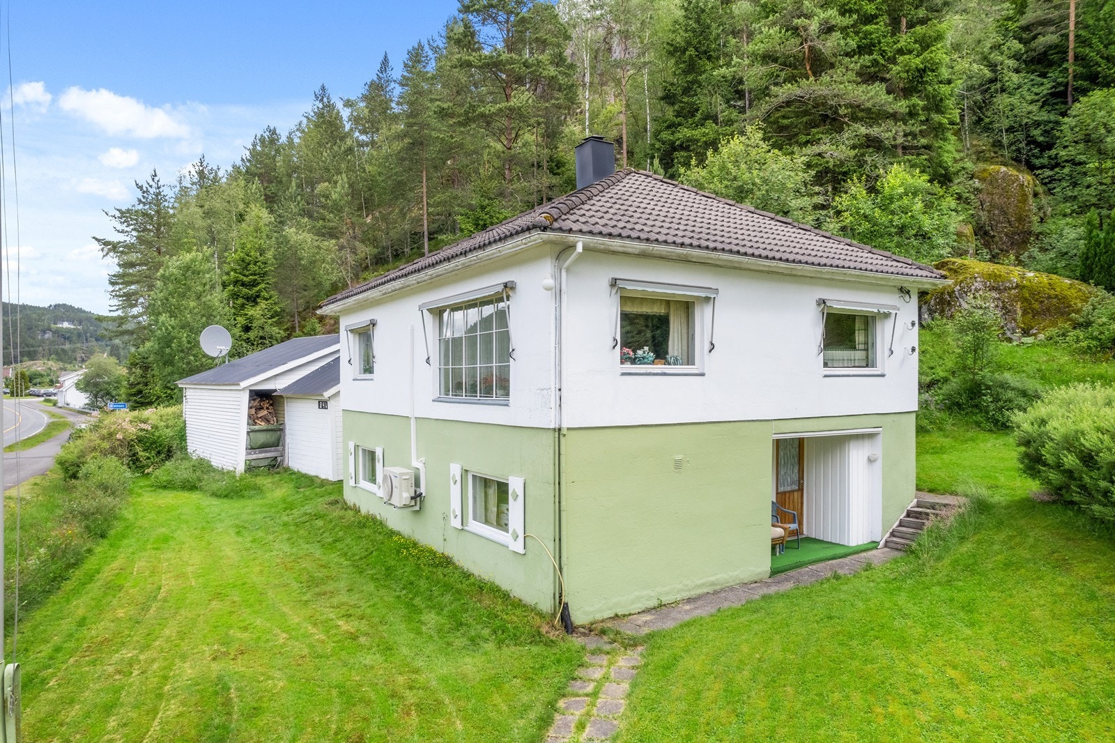 Boligen er oppført i mur. Galleribilde