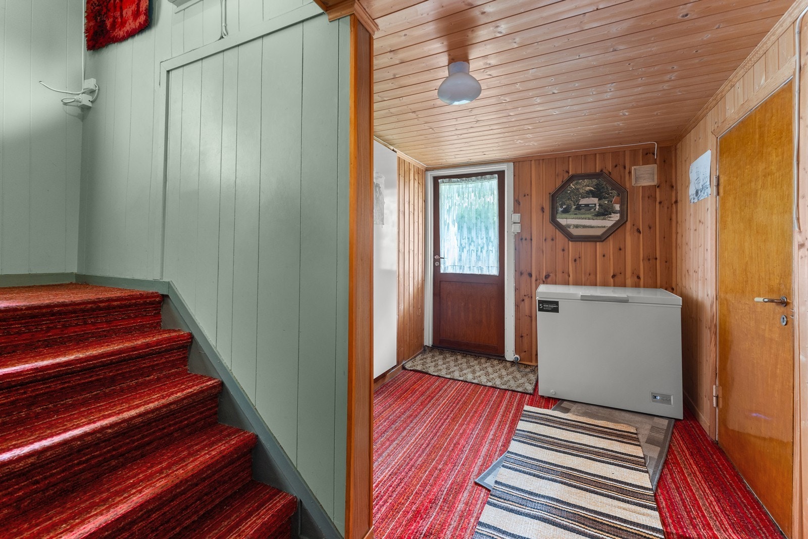 Gang med bod, kjølerom og utgangsdør til uteområdet. Galleribilde
