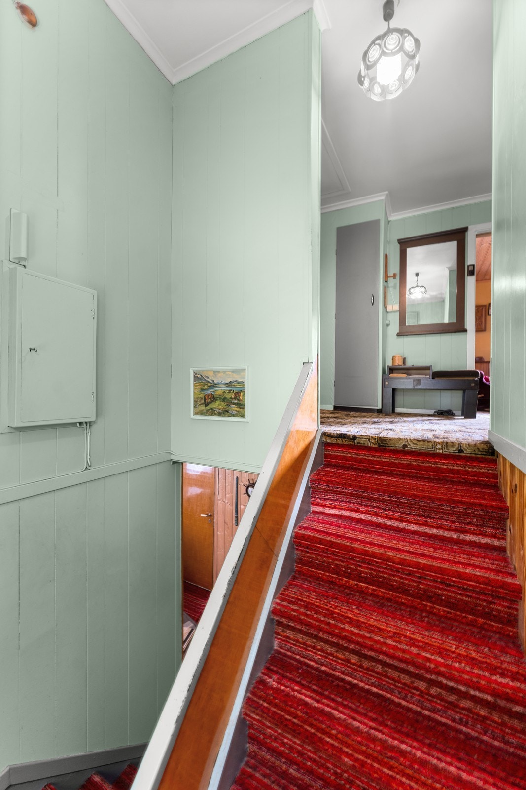 Fra inngangen er det en falv etasje opp til hovedetasje og en halv etasje ned til kjeller. Galleribilde