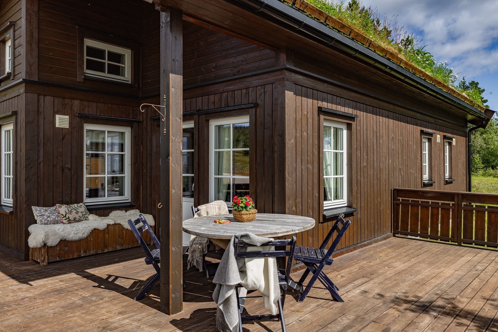 Det er god plass til flere sittegrupper, grill og det man ellers måtte ønske på terrassen. Galleribilde