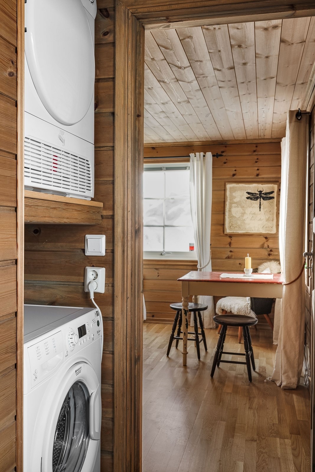 Det er opplegg og avsatt plass for vaskemaskin og tørketrommel i toalettrommet. Galleribilde