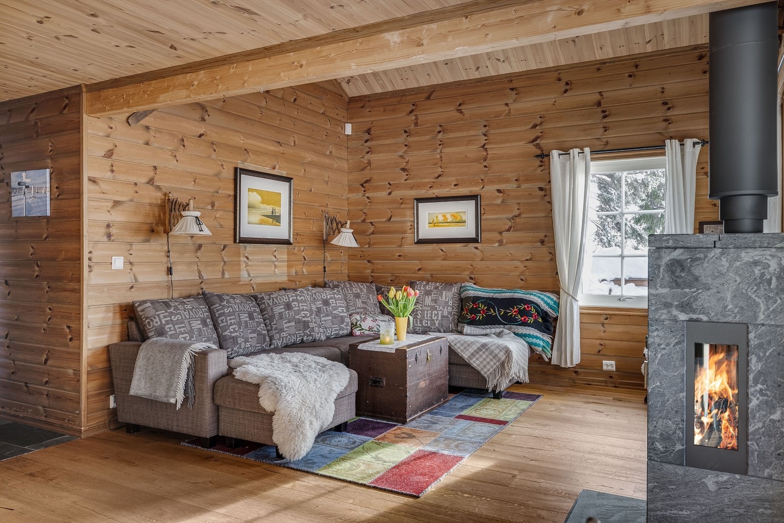 Del av stua som naturlig gir plass for sofagruppen. I denne delen er det ekstra god takhøyde som gir en fin og luftig romfølelse. Galleribilde